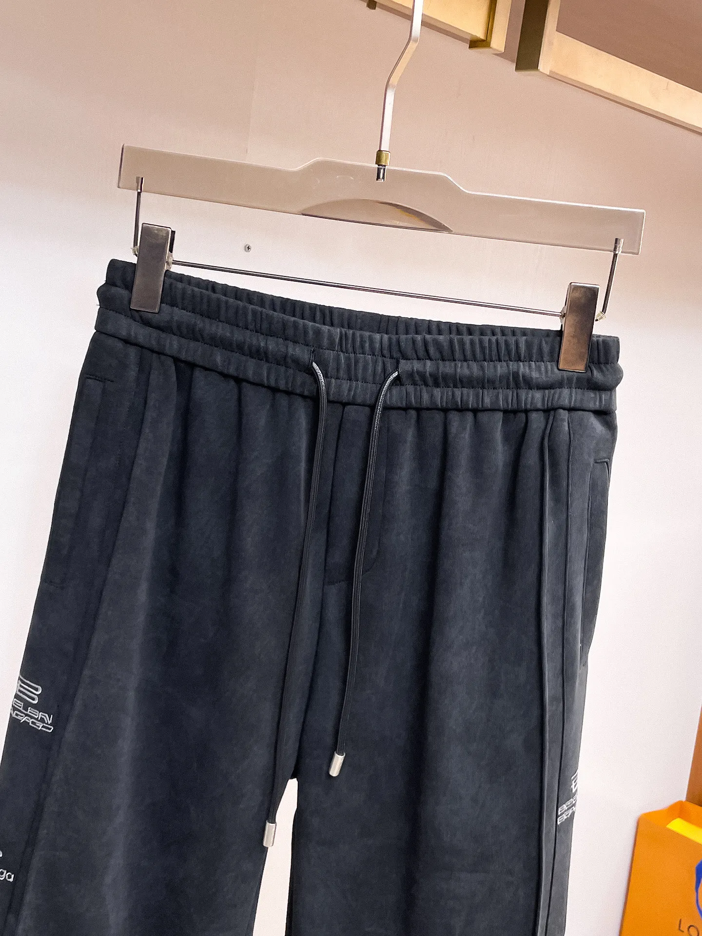 Balenciaga 🆕2026 Autumn and Winter New Arrival Casual Pants! The official website will be released simultaneously. Brand Classic LOGO casual pants, customized fabrics, excellent comfort and strong touch. Highly recognisable, perfect appearance and craftsmanship. Size:M-3XL